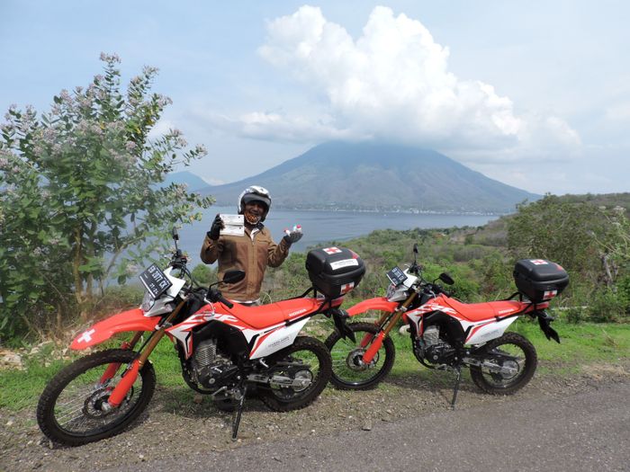 Mansetus Balawala dengan unit sepeda motor yang biasa ia gunakan sebagai ambulans motor.