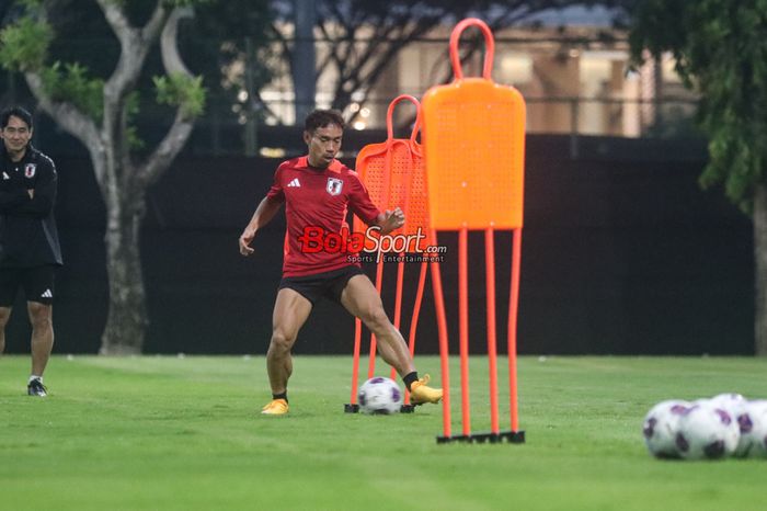 Yuto Nagatomo sedang berlatih bersama timnas Jepang di Lapangan A, Senayan, Jakarta, Senin (11/11/2024) sore.
