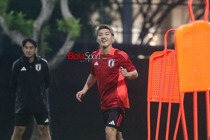 Ritsu Doan sedang berlatih bersama timnas Jepang di Lapangan A, Senayan, Jakarta, Senin (11/11/2024) sore.