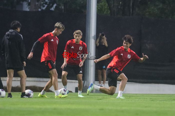 Ritsu Doan sedang berlatih bersama timnas Jepang di Lapangan A, Senayan, Jakarta, Senin (11/11/2024) sore.