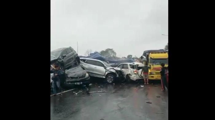 BREAKING NEWS: Kecelakaan Beruntun Terjadi di Tol Purbaleunyi, Sejumlah Mobil Tumpang Tindih