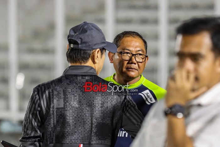 Kepala Badan Tim Nasional sekaligus Anggota Komite Eksekutif PSSI, Sumardji (kanan), saat hadir di Stadion Madya, Senayan, Jakarta, Selasa (12/11/2024) malam.