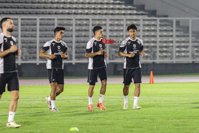 (Dari kiri ke kanan) Ramadhan Sananta, Ragnar Oratmangoen, dan Hokky Caraka sedang berlatih bersama timnas Indonesia di Stadion Madya, Senayan, Jakarta, Selasa (12/11/2024) malam.