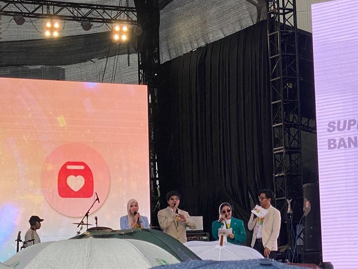 Atta Halilintar dan Aurel Hermansyah di Parkir Timur Senayan, Jakarta Pusat.