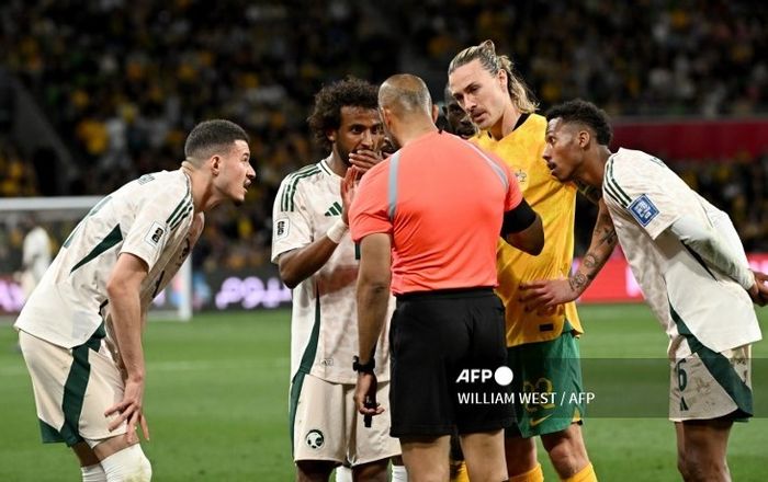 Momen gol Arab Saudi yang dicetak Sultan Al Ghannam dianulir saat melawan Australia karena dianggap offside pada laga Kualifikasi Piala Dunia 2026 zona Asia.