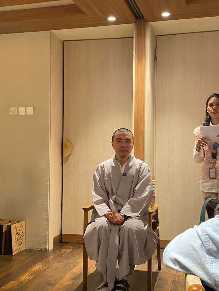 Biksu sekaligus penulis Haemin Sunim saat dijumpai Grid.ID, Kamis, 14 November 2024.