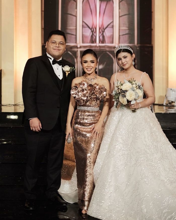 Yuni Shara bersama pasangan suami istri yang mengundangnya tampil di acara pernikahan di kota Solo.