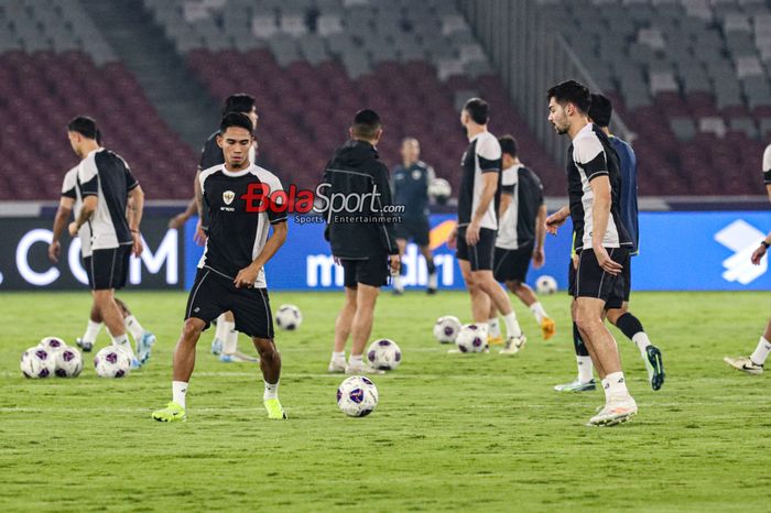 Marselino Ferdinan (kiri) sedang menguasai bola saat berlatih bersama timnas Indonesia di Stadion Utama Gelora Bung Karno, Senayan, Jakarta, Kamis (14/11/2024).