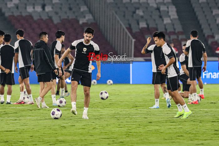 Sandy Walsh (kiri) sedang menguasai bola saat berlatih bersama timnas Indonesia di Stadion Utama Gelora Bung Karno, Senayan, Jakarta, Kamis (14/11/2024).