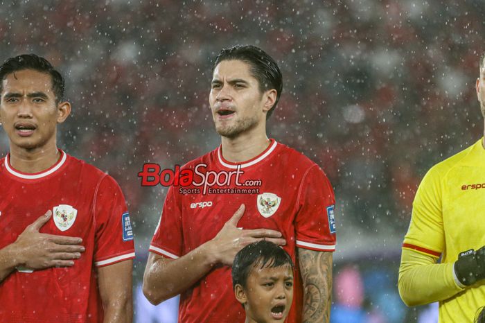 Pemain timnas Indonesia, Kevin Diks (tengah), sedang menyanyikan lagu  kebangsaan Indonesia Raya di Stadion Utama Gelora Bung Karno, Senayan, Jakarta, Jumat (15/11/2024).