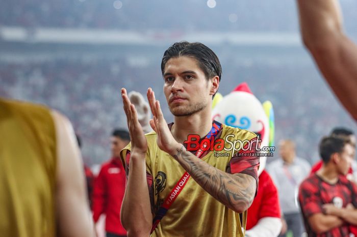 Pemain timnas Indonesia, Kevin Diks (tengah), sedang menyapa fans di Stadion Utama Gelora Bung Karno, Senayan, Jakarta, Jumat (15/11/2024).