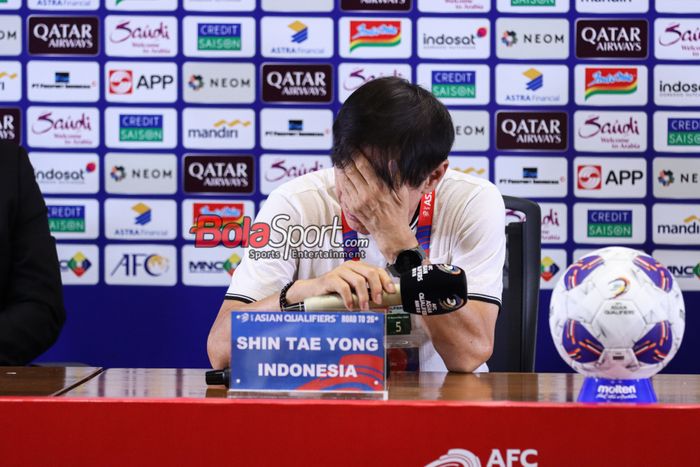 Pelatih Timnas Indonesia Shin Tae-yong menundukkan kepala saat hadir dalam sesi jumpa pers pasca pertandingan kontra Jepang di Media Center Stadion Utama Gelora Bung Karno, Senayan, Jakarta, Jumat (15/11/2024) malam WIB.