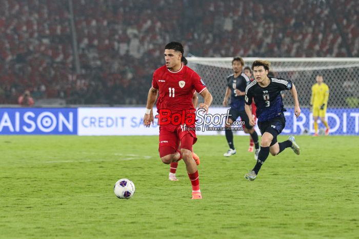 Ragnar Oratmangoen sedang menguasai bola dalam laga babak penyisihan grup C Kualifikasi Piala Dunia 2026 zona Asia antara timnas Indonesia versus timnas Jepang di Stadion Utama Gelora Bung Karno, Senayan, Jakarta, Jumat (15/11/2024).