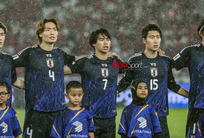 Sejumlah pemain timnas Jepang yakni Kou Itakura (kiri), Kaoru Mitoma (tengah), dan Daichi Kamada (kanan) saat hadir di Stadion Utama Gelora Bung Karno, Senayan, Jakarta, Jumat (15/11/2024).