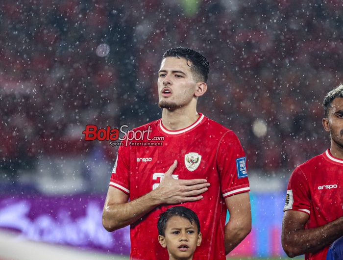 Pemain timnas Indonesia, Justin Hubner, sedang menyanyikan lagu Indonesia Raya jelang berlaga di Stadion Utama Gelora Bung Karno, Senayan, Jakarta, Jumat (15/11/2024).