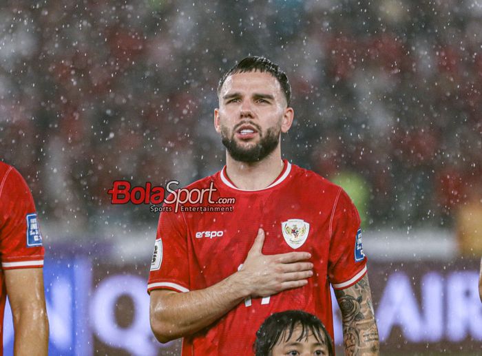 Pemain timnas Indonesia, Calvin Verdonk,  sedang menyanyikan lagu Indonesia Raya jelang berlaga di Stadion Utama Gelora Bung Karno, Senayan, Jakarta, Jumat (15/11/2024).