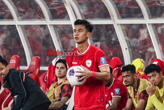 Bek sayap kiri timnas Indonesia, Pratama Arhan, sedang memegang bola bersiap melakukan lemparan ke dalam di Stadion Utama Gelora Bung Karno, Senayan, Jakarta, Jumat (15/11/2024).