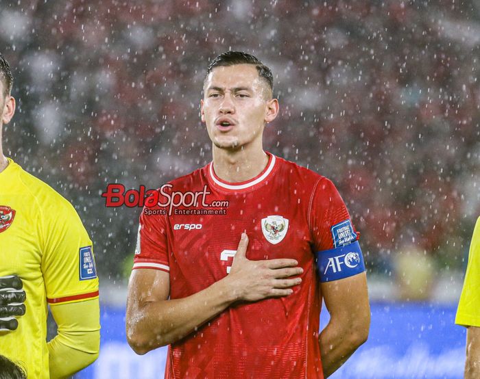 Pemain timnas Indonesia, Jay Idzes, sedang menyanyikan lagu Indonesia Raya jelang berlaga di Stadion Utama Gelora Bung Karno, Senayan, Jakarta, Jumat (15/11/2024).