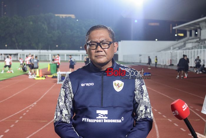 Kepala Badan Tim Nasional dan Anggota Komite Eksekutif PSSI, Sumardji, sedang memantau para pemainnya  di Stadion Madya, Senayan, Jakarta, Minggu (17/11/2024).