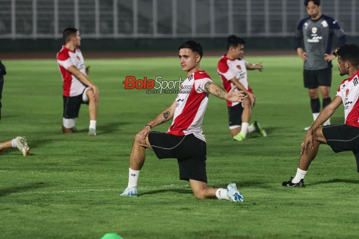 Eliano Reijnders (tengah) sedang melakukan pemanasan dalam latihan bersama timnas Indonesia di Stadion Madya, Senayan, Jakarta, Minggu (17/11/2024).