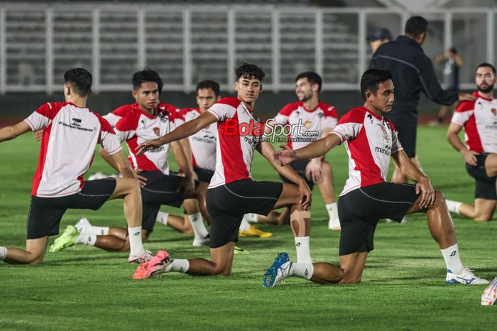 Rafael Struick (tengah) sedang melakukan pemanasan dalam latihan bersama timnas Indonesia di Stadion Madya, Senayan, Jakarta, Minggu (17/11/2024).