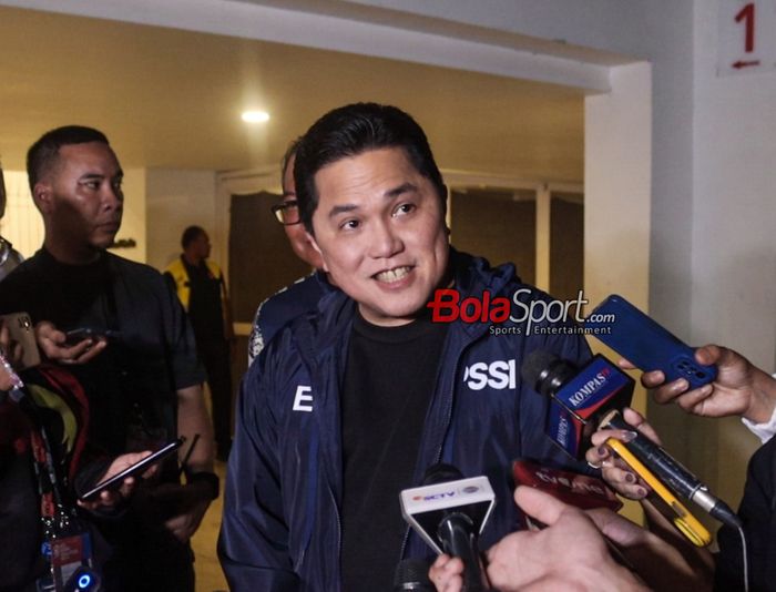 Ketua Umum PSSI, Erick Thohir, sedang memberikan keterangan kepada awak media di Stadion Madya, Senayan, Jakarta, Minggu (17/11/2024).