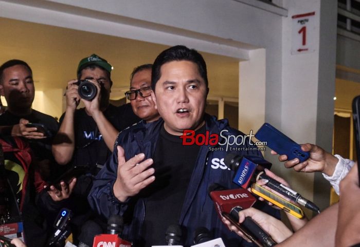 Ketua Umum PSSI, Erick Thohir, sedang memberikan keterangan kepada awak media di Stadion Madya, Senayan, Jakarta, Minggu (17/11/2024).