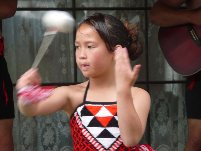 Gadis cilik Maori menari Haka dalam baju tradisional