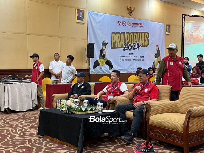 Wamenpora RI, Taufik Hidayat meninjau pelaksaanan Pra Popnas Zona II dan III 2024 di Solo, Jawa Tengah pada Minggu (17/11/2024)