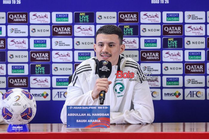 Pemain timnas Arab Saudi, Abdullah Al Hamddan, saat hadir dalam sesi jumpa pers di Media Center Stadion Utama Gelora Bung Karno, Senayan, Jakarta, Senin (18/11/2024).