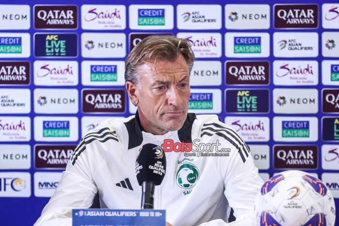 Pelatih timnas Arab Saudi, Herve Renard, saat hadir dalam sesi jumpa pers di Media Center Stadion Utama Gelora Bung Karno, Senayan, Jakarta, Senin (18/11/2024).