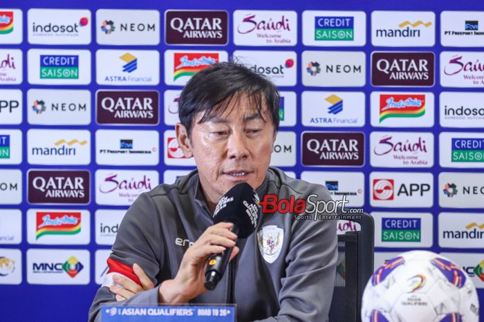 Pelatih timnas Indonesia, Shin Tae-yong, saat hadir dalam sesi jumpa pers di Media Center Stadion Utama Gelora Bung Karno, Senayan, Jakarta, Senin (18/11/2024).