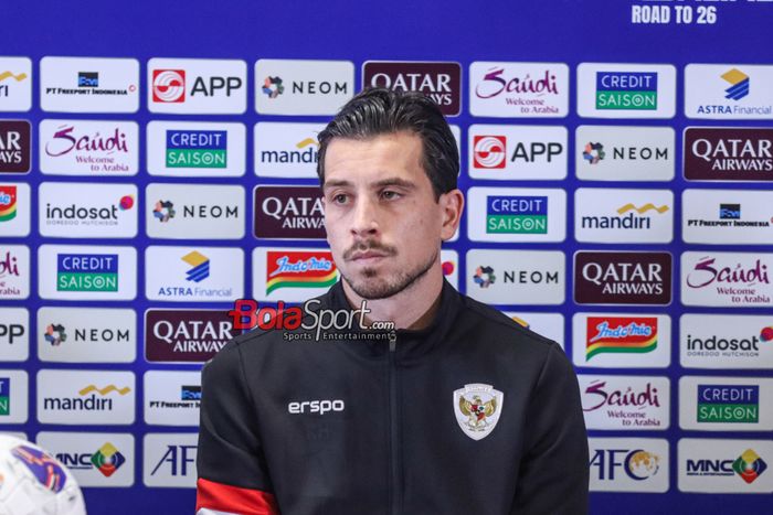 Pemain timnas Indonesia, Thom Haye, saat hadir dalam sesi jumpa pers di Media Center Stadion Utama Gelora Bung Karno, Senayan, Jakarta, Senin (18/11/2024).