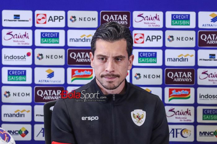 Pemain timnas Indonesia, Thom Haye, saat hadir dalam sesi jumpa pers di Media Center Stadion Utama Gelora Bung Karno, Senayan, Jakarta, Senin (18/11/2024).