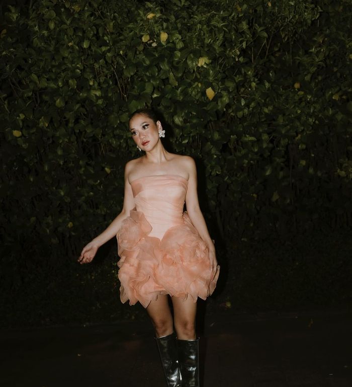 Bunga Citra Lestari kenakan mini dress desainer tanah air.