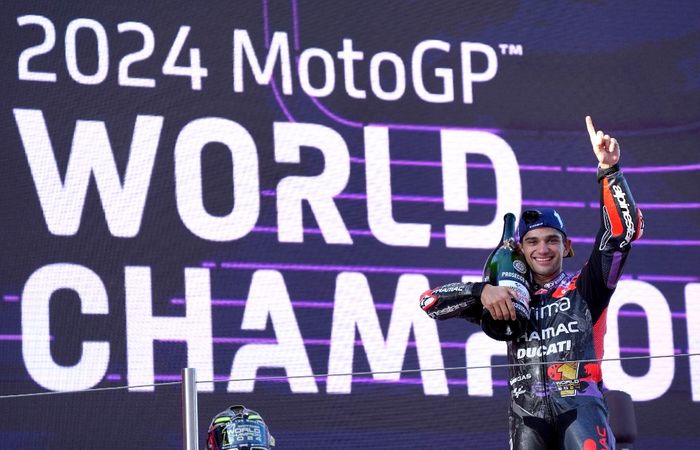 Juara Dunia MotoGP 2024, Jorge Martin, berpose setelah MotoGP Barcelona 2024 di Circuit de Barcelona-Catalunya, Minggu (17/11/2024).