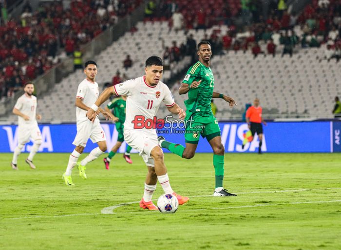 Ragnar Oratmangoen (kiri) sedang menguasai bola dan dibayangi Mohammed Kanno (kanan) dalam laga babak penyisihan grup C Kualifikasi Piala Dunia 2026 zona Asia antara timnas Indonesia versus timnas Arab Saudi di Stadion Utama Gelora Bung Karno, Senayan, Jakarta, Selasa (19/11/2024).