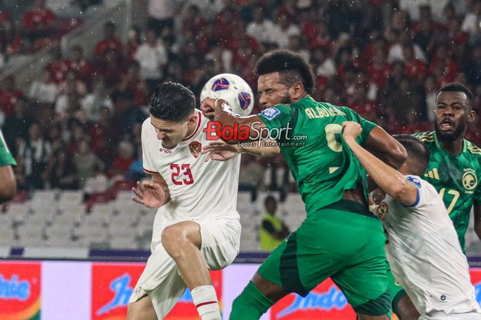 Justin Hubner (kiri) sedang berduel merebut bola dengan Ali Al Bulayhi dalam laga Grup C Kualifikasi Piala Dunia 2026 Zona Asia antara Timnas Indonesia versus Timnas Arab Saudi di Stadion Utama Gelora Bung Karno, Senayan, Jakarta, Selasa (19/11/2024).