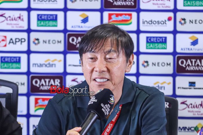 Pelatih timnas Indonesia, Shin Tae-yong, saat hadir dalam sesi jumpa pers di Stadion Utama Gelora Bung Karno, Senayan, Jakarta, Selasa (19/11/2024).