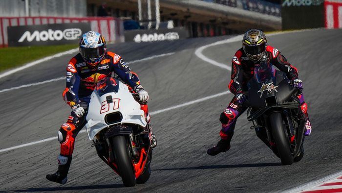 Pembalap Red Bull KTM, Pedro Acosta, dan pembalap Aprilia Racing, Jorge Martin, melaju bersama dalam Tes MotoGP Barcelona di Sirkuit Catalunya, Barcelona, Spanyol, 19 November 2024. 