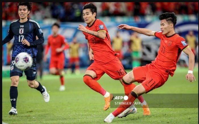 Lin Liangming (kanan) beraksi membela timnas China hadapi Jepang dalam duel Kualifikasi Piala Dunia 2026 di Xiamen Egret Stadium (19/11/2024).