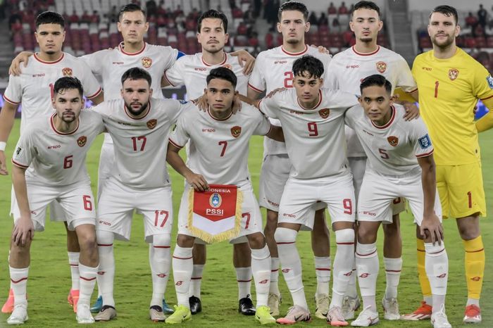 Skuad timnas Indonesia berpose menjelang kick-off partai Kualifikasi Piala Dunia 2026 versus timnas Arab Saudi di Gelora Bung Karno, Jakarta (19/11/2024).