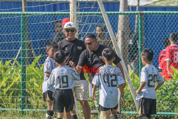 Direktur Teknik Dewa United FC, Firman Utina (kanan), sedang memberikan intruksi kepada para peserta Festival Anak Dewa U-10 2024.