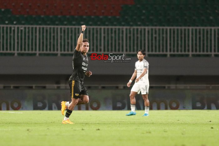 Selebrasi pemain Dewa United, Egy Maulana Vikri setelah mencetak gol ke gawang Bali United di Stadion Pakansari, Bogor pada Sabtu (23/11/2024).