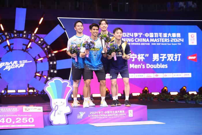 Sabar Karyaman Gutama/Moh Reza Pahlevi Isfahani berpose foto bersama Jin Yong/Seo Seung-jae (Korea Selatan) di podium ganda putra setelah final China Masters 2024 di Shenzhen Arena, Shenzhen, Guangdong, China, Minggu (24/11/2024).