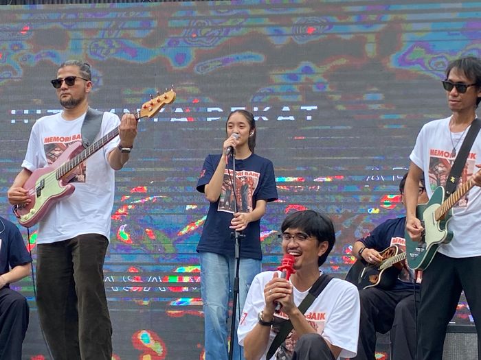 Sheila On 7 saat Grid.ID temui dalam perilisan lagu Memori Baik di kawasan Cilandak, Jakarta Selatan, Senin (25/11/2024).