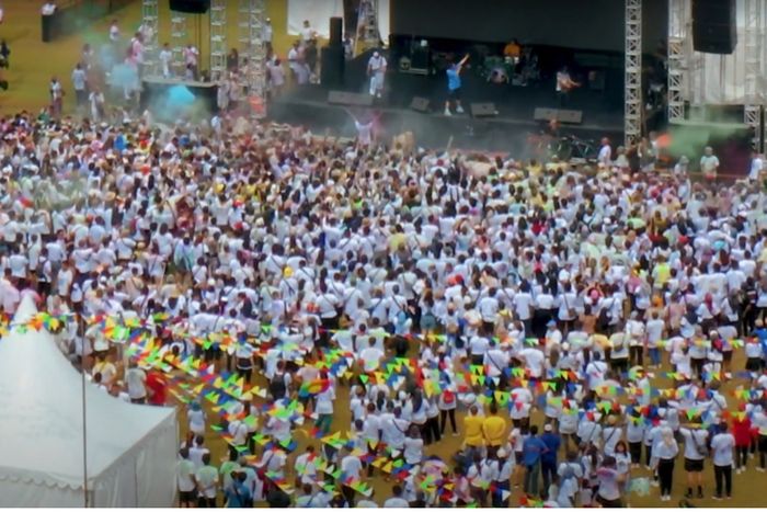 Paramount Color Walk 2023 yang diwarnai antusiasme masyarakat.