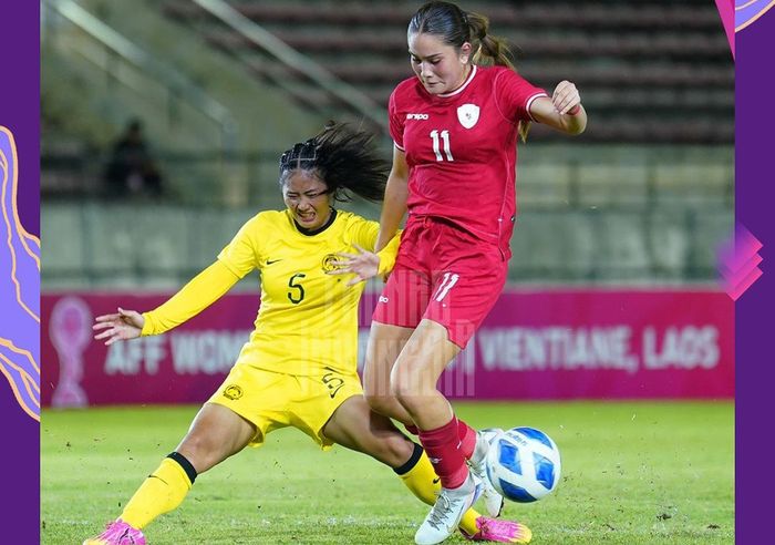 Suasana pertandingan antara timnas Wanita Indonesia vs Malaysia di New Laos Stadium KM16, Selasa (26/11/2024).