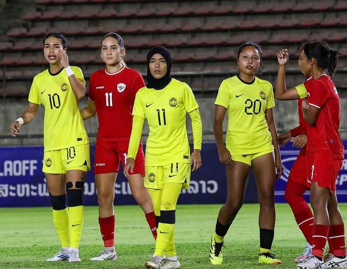 Suasana pertandingan antara timnas Wanita Indonesia vs Malaysia di New Laos Stadium KM16, Selasa (26/11/2024).