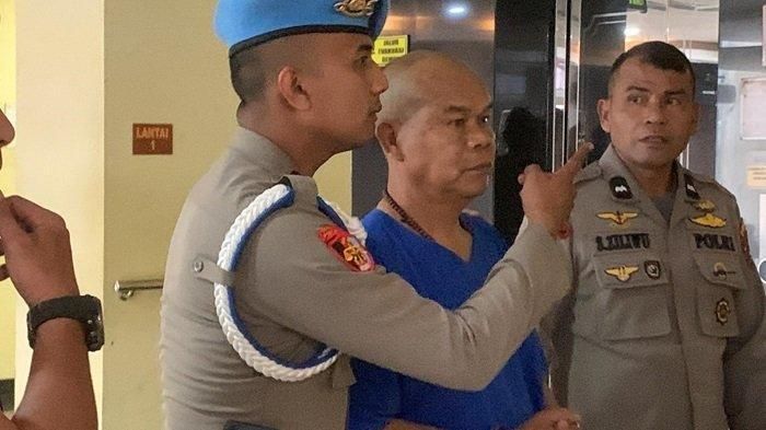 Tersangka AKP Dadang Iskandar terlihat memakai baju tahanan berwarna biru dengan rambut plontos dengan dijaga ketat petugas, Sabtu (23/11/2024) 